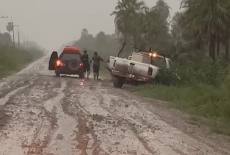 Las lluvias dificulta el tránsito de los vehículos en estos precarios caminos.