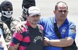 Vilmar Acosta Marques, alias Neneco (con chaleco), cuando vino extraditado desde Brasil.