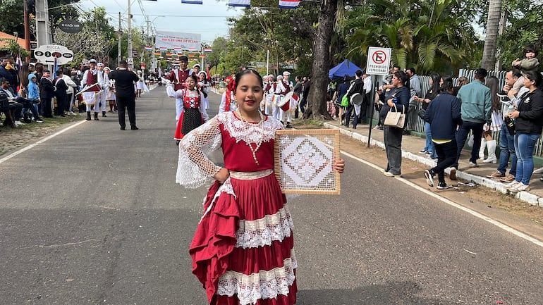 Los pequeños también desfilaron con trajes típicos paraguayos, resaltando la cultura y las tradiciones nacionales.