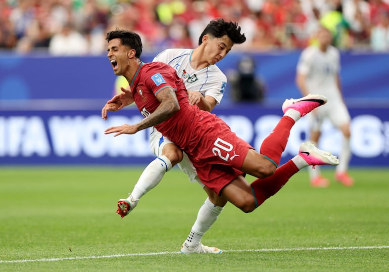 El golazo de Azizjon Ganiev fue anulado por esta falta previa Abbosbek Fayzullaev sobre Cancelo.