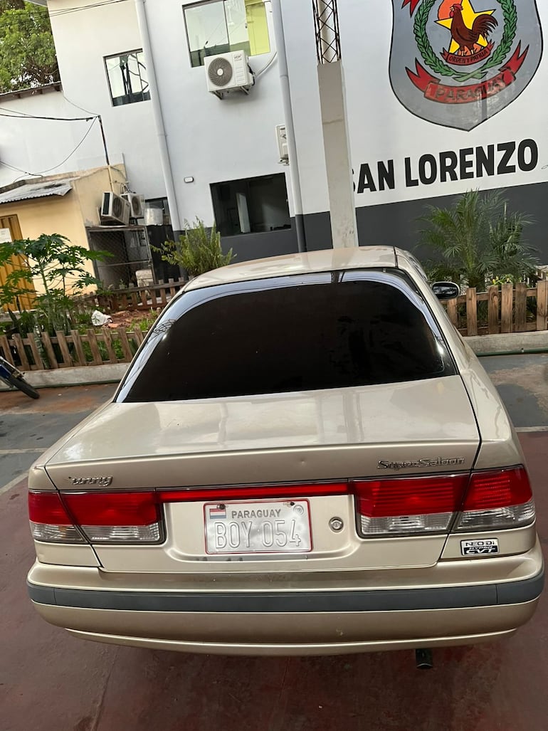 Vehículo incautado en San Lorenzo, con herramientas que podrían ser utilizadas para cometer hurtos.