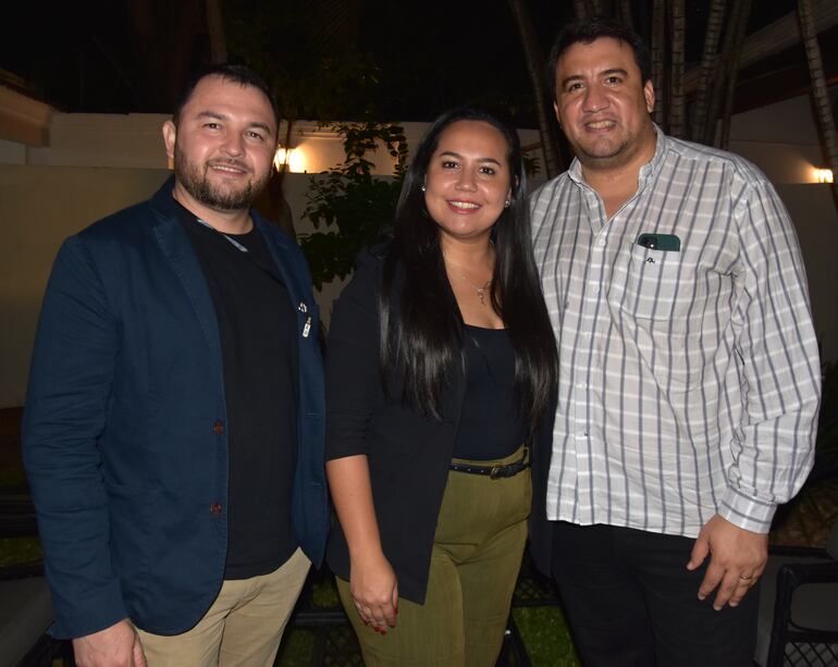 Atti Almeida, Pammela Miers y Gabriel Valdez.