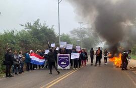 Ante la desidia de las autoridades del MEC se recrudece medida de protesta de la comunidad educativa del colegio Profesor Manuel Ayala, de Villeta.