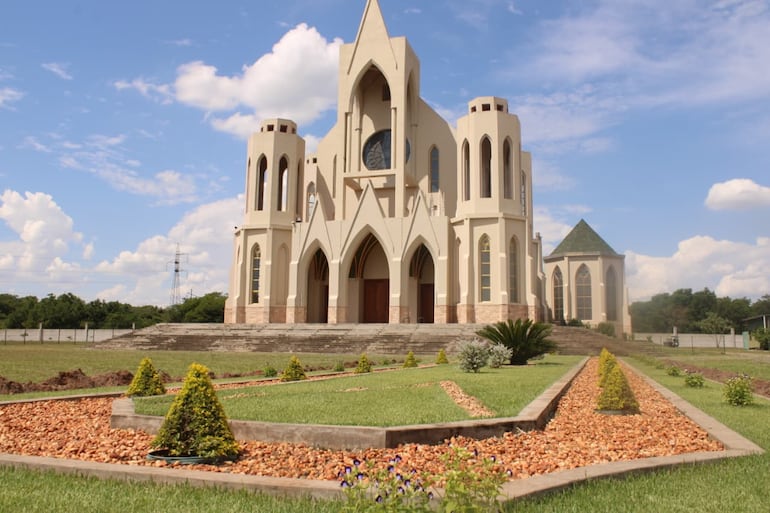 La tranquilidad del jardín envuelve el ambiente y transmite serenidad.