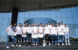 La mayoría del plantel que obtuvo el título del Preolímpico Sub 23 y los boletos a París 2024, ayer frente al Congreso después de la distinción parlamentaria.