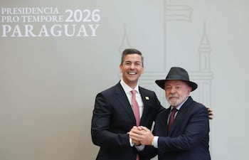 El presidente de Paraguay, Santiago Peña (i), posa junto a su homólogo de Brasil, Luiz Inácio Lula da Silva (archivo).