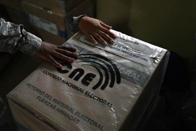 Miembros de las Fuerzas Armadas de Ecuador transportan los kits electorales para las elecciones de mañana 9 de febrero.