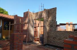 La obra de la escuela Raúl Peña, de la compañía Guaica, en San Estanislao, se encuentra abandonada.