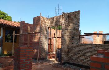 La obra de la escuela Raúl Peña, de la compañía Guaica, en San Estanislao, se encuentra abandonada.