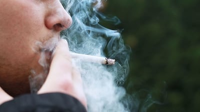 Cigarrillo y vapeadores, solo en ambientes abiertos