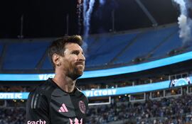 Lionel Messi picó su penal, el arquero adivinó y le paró.