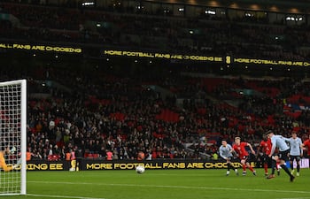 313
El centrocampista uruguayo Federico Valverde (derecha) anota el primer gol de su selección desde el punto de penalti durante el partido amistoso internacional de fútbol entre Inglaterra y Uruguay en el estadio de Wembley, al oeste de Londres, el 27 de marzo de 2026. (Foto de Glyn KIRK / AFP)