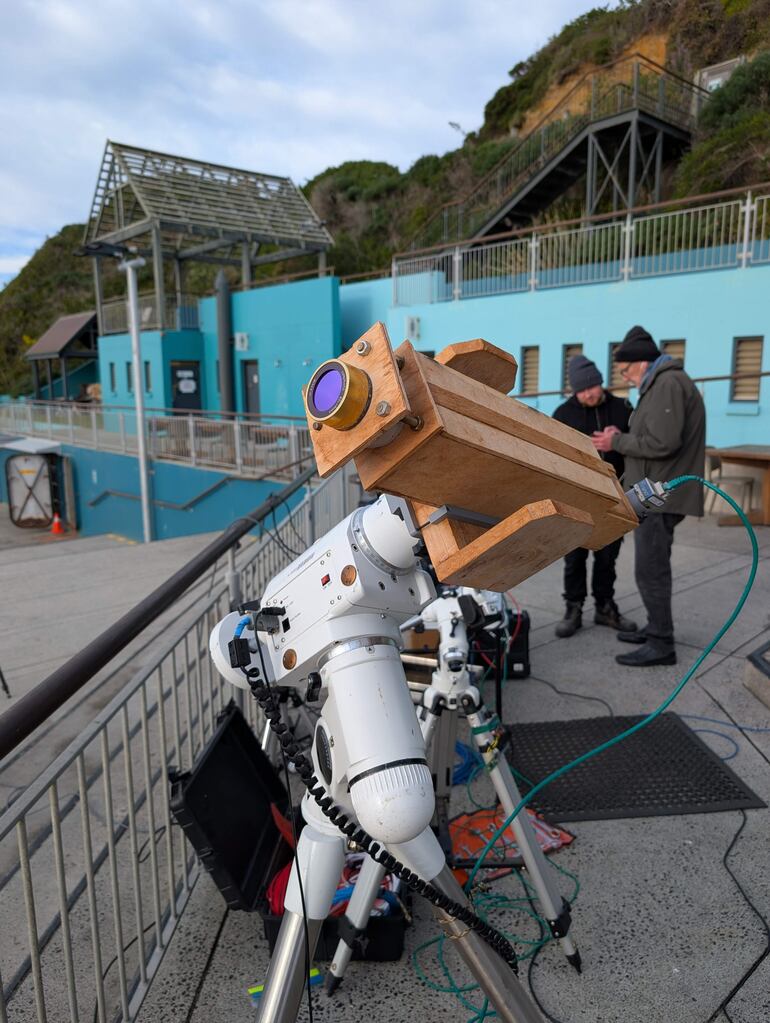 Los habitantes de Nueva Zelanda y de algunos países insulares del Pacífico pudieron apreciar este lunes un eclipse parcial solar, que tardó más de cuatro horas en completarse.