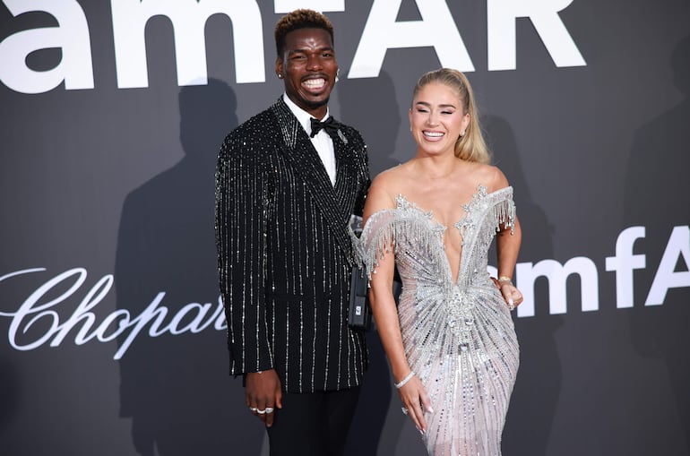 Paul Pogba y Maria Zulay Salaues llegaron muy elegantes a la gala de amfAR, celebrada en el marco del 79º Festival de Cine de Cannes, en Cap d'Antibes, Francia. (EFE/EPA/CLEMENS BILAN)

