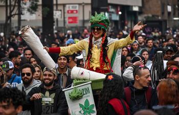 La gente participa en una manifestación exigiendo la legalización de la marihuana en la Avenida Paulista, en Sao Paulo, Brasil.