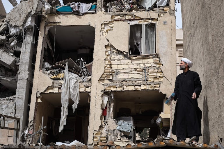 Un clérigo trabaja en un edificio atacado en la calle Rajaei del sureño barrio de 13 de Aban que fue bombardeado en la madrugada por Estados Unidos e Israel.
