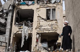 Un clérigo trabaja en la un edificio atacado en la calle Rajaei del sureño barrio de 13 de Aban que fue bombardeado en la madrugada por Estados Unidos e Israel donde trabajaban desescombrando. EFE