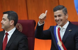 El presidente Santiago Peña (d), durante su informe de gestión ante el Congreso anoche.