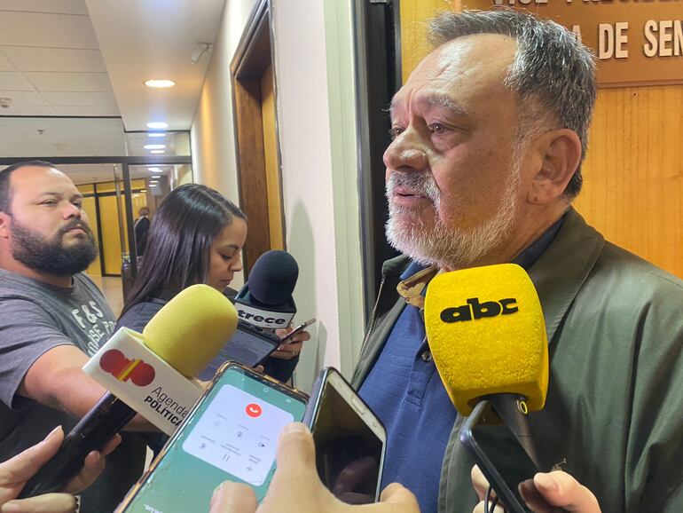 Senador Sixto Pereira brindando declaraciones a la prensa.