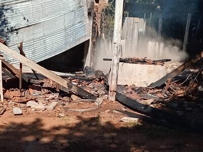 Incendio en una vivienda en el distrito de San Ignacio, Misiones.