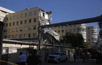 Fotografía que muestra un edificio afectado del Hospital Universitario del Valle del Cauca este martes, en Cali (Colombia).