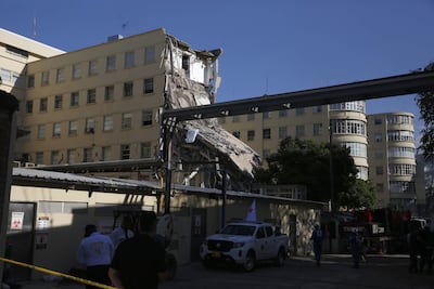 Fotografía que muestra un edificio afectado del Hospital Universitario del Valle del Cauca este martes, en Cali (Colombia).