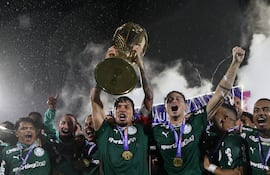 El paraguayo, Gustavo Raúl Gómez Portillo (32 años), eleva el trofeo del Paulistão, que lo convierte en el jugador con más títulos en la historia del club.