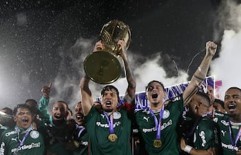 El paraguayo, Gustavo Raúl Gómez Portillo (32 años), eleva el trofeo del Paulistão, que lo convierte en el jugador con más títulos en la historia del club.
