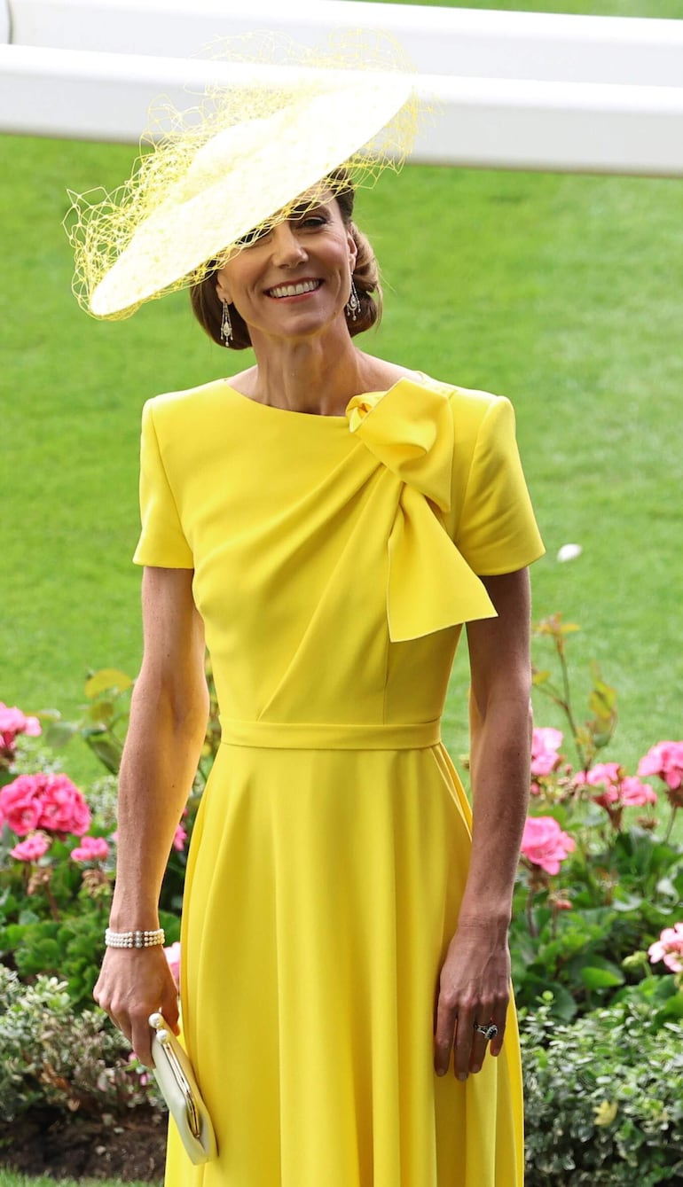 Muy sonriente vemos a la princesa de Gales con su "total look" amarillo en Ascot. (EFE/EPA/NEIL HALL)
