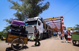 Paso fronterizo entre Paraguay y Argentina.