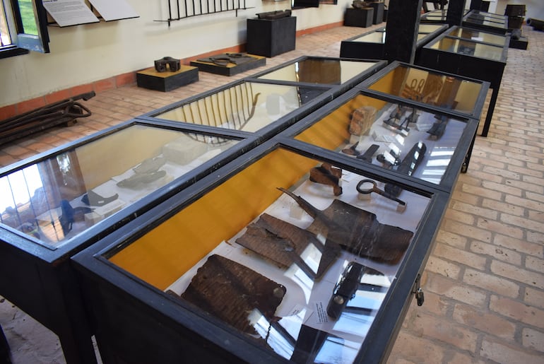 En la vitrina se resguardan los implementos agrícolas y bélicos que se fabricaban en el establecimiento de la fundición de hierro.