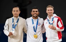Al centro, el paraguayo Julio César Mirena Ortiz (25/11/1995) con la medalla de oro en el Mundial de Patinaje en China.