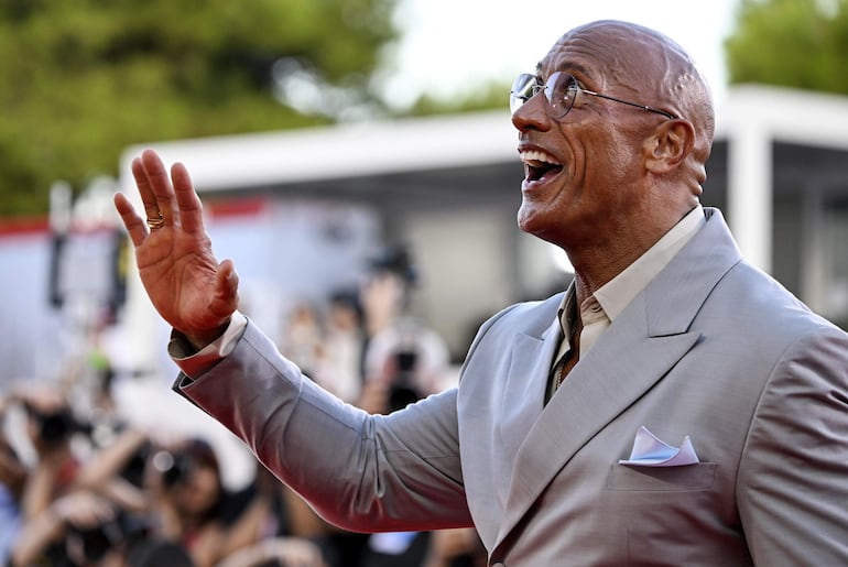"Estoy conmovido", aseguró el actor Dwayne Johnson al enterarse que recibirá el Disney Legends Award. (EFE/EPA/RICCARDO ANTIMIANI)
