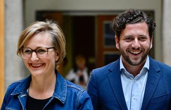 Los políticos de los Verdes alemanes, la secretaria de Estado parlamentaria del Ministerio Federal de Asuntos Económicos y Acción Climática, Franziska Brantner (R), y el diputado Felix Banaszak, llegan el 27 de septiembre de 2024 a Berlín para hacer una declaración sobre su candidatura a la dirección del partido.