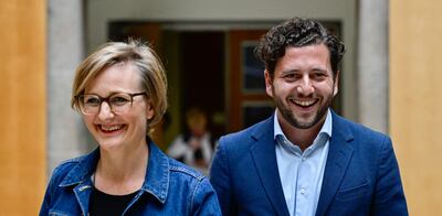 Los políticos de los Verdes alemanes, la secretaria de Estado parlamentaria del Ministerio Federal de Asuntos Económicos y Acción Climática, Franziska Brantner (R), y el diputado Felix Banaszak, llegan el 27 de septiembre de 2024 a Berlín para hacer una declaración sobre su candidatura a la dirección del partido.