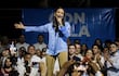 La exdiputada Maria Corina Machado celebra junto a aliados y seguidores en las primeras horas de este lunes los resultados ofrecidos por la comisión de elecciones primarias, en Caracas (Venezuela). La exdiputada María Corina Machado es la gran triunfadora de las primarias opositoras de este domingo en Venezuela, con el 93,13 % de los votos, con un 26,06 % de las actas escrutadas, de unas votaciones en las que los venezolanos eligieron a quien debe enfrentarse al chavismo en las presidenciales de 2024. EFE/ Miguel Gutiérrez