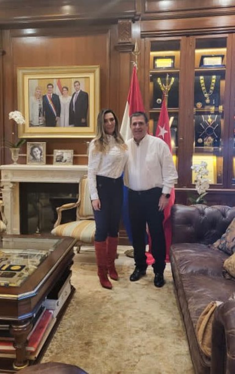 Guadalupe Aveiro y Horacio Cartes, tras confirmar el paso de la misma a filas de Honor Colorado.