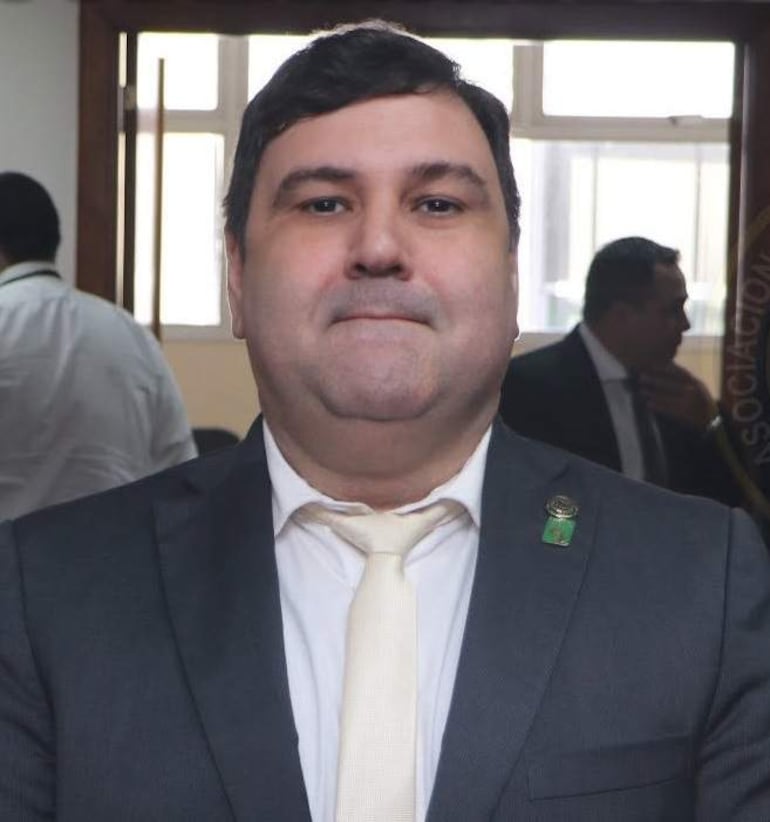 Asistentes vestidos formalmente con blazers y corbatas en el evento de Sociació, en un ambiente tranquilo y profesional.