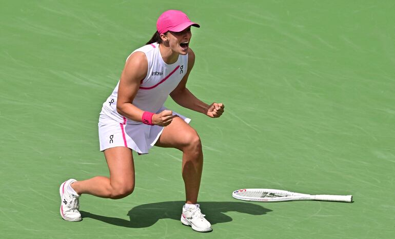 Iga Swiatek festejando el título en Indian Wells