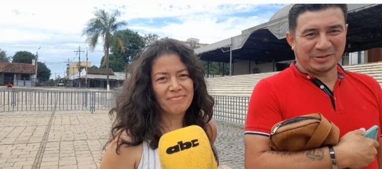 Ana Ortiz y su hermano Miguel Ortiz, provenientes de España, visitaron la Basílica de Caacupé para agradecer favores recibidos.