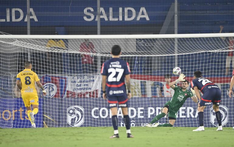 El penal fue clave en el trámite del juego, al inicio del partido,  Luis de la Cruz pica el balón, pero no confunde al arquero azulgrana Alexis Martin, que desvió el esférico y evitó la caída de su portería.