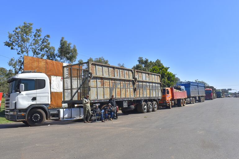 Una importante cantidad de camioneros de Guairá se concentran en el cruce Villarrica-Paraguarí.