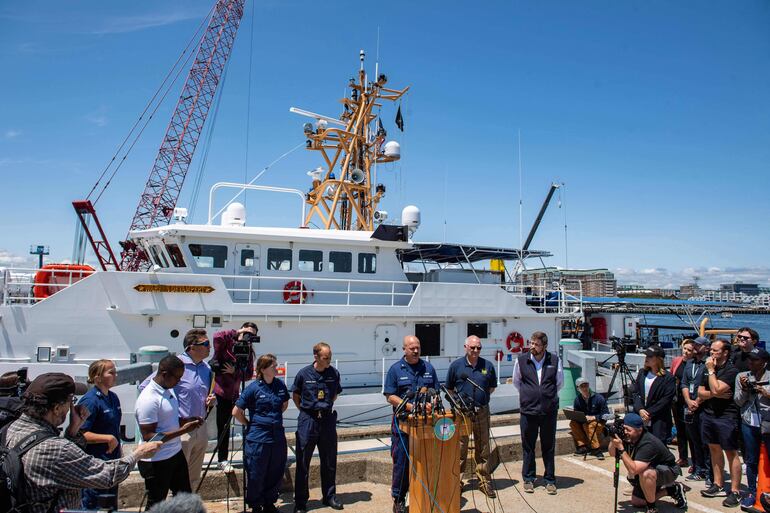 El capitán de la Guardia Costera, Jamie Frederick, dirige una conferencia de prensa sobre la búsqueda del sumergible Titán en el oceáno Atlántico.  (AFP)