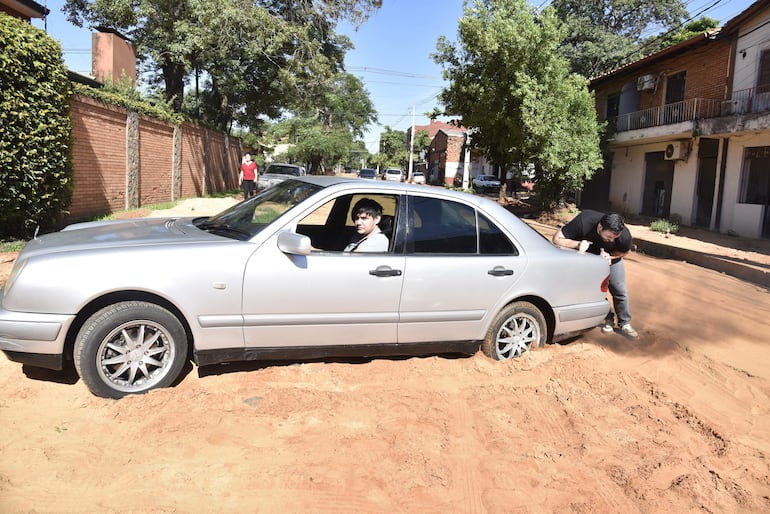 Un automovilista que ingresó a la calle Epifanio Méndez Fleitas, zona de obras del desagüe pluvial del Abasto, quedó "empantanado", igual que el proyecto.