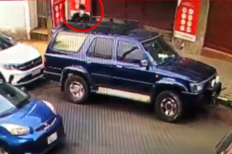 El que sería Néstor Joaquín Pereira Escurra (en círculo), junto a la camioneta Toyota Hilux Surf que robó al costado del colegio Salesianito de Asunción.