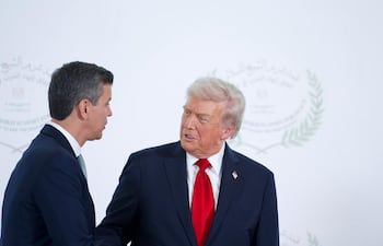 El presidente Santiago Peña saluda al presidente de los EE. UU., Donald Trump, durante la "Cumbre de la Paz", en Egipto.