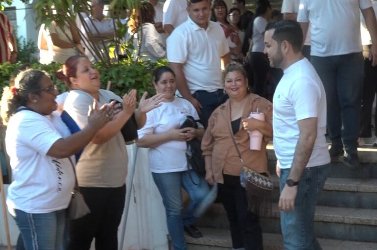 El intendente, Luis Bello (ANR-HC), recibe los aplausos de funcionarias de la Municipalidad de Asunción, antes del inicio del operativo.