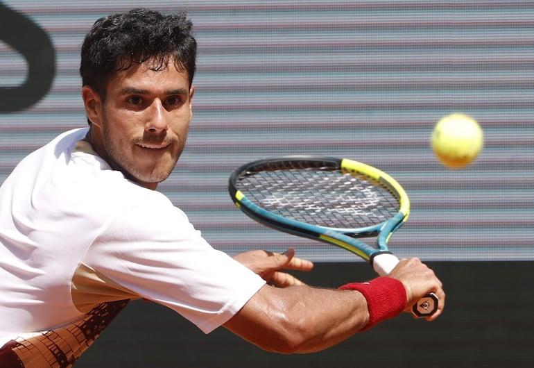 El tenista paraguayo Adolfo Daniel Vallejo en el partido frente a Moïse Kouamé por la segunda ronda del Roland Garros.