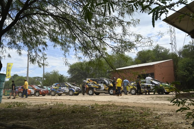Los autos del Campeonato Nacional de Rally y las Camionetas realizan la instalación del GPS en la Terminal de Ómnibus de la ciudad de Mariscal Estigarribia, cabecera del Rally del Chaco 2026.