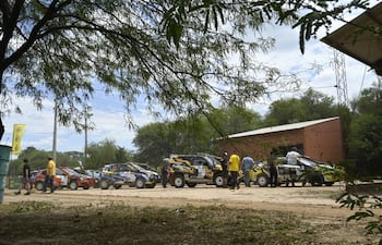 Los autos del Campeonato Nacional de Rally y las Camionetas realizan la instalación del GPS en la Terminal de Ómnibus de la ciudad de Mariscal Estigarribia, cabecera del Rally del Chaco 2026.